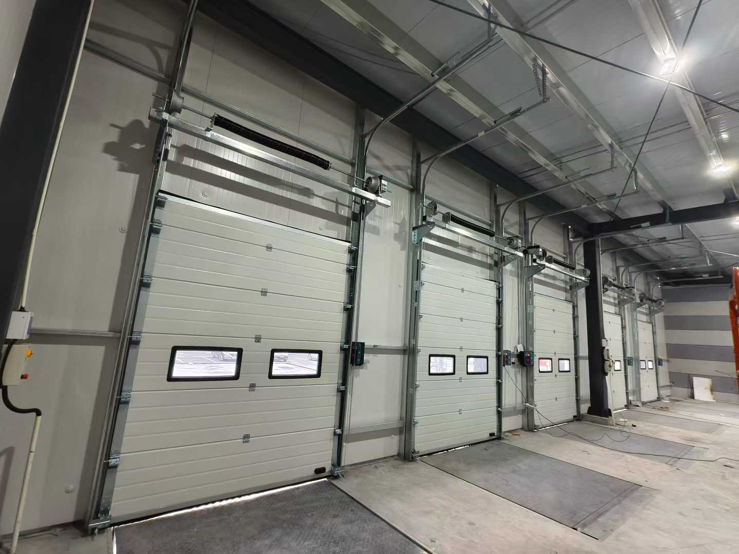 Verzending van industriële sectionaaldeuren en docklevellers voor magazijnprojecten